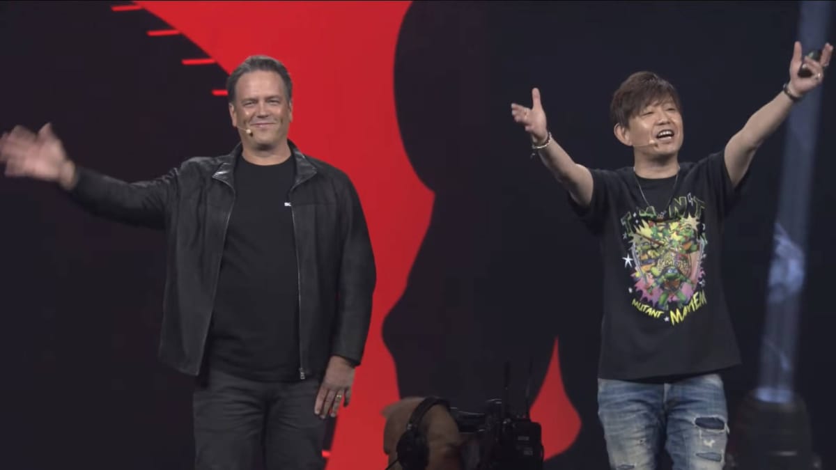 Naoki Yoshida and Phil Spencer on the stage of Final Fantasy XIV Fan Festival in Las Vegas
