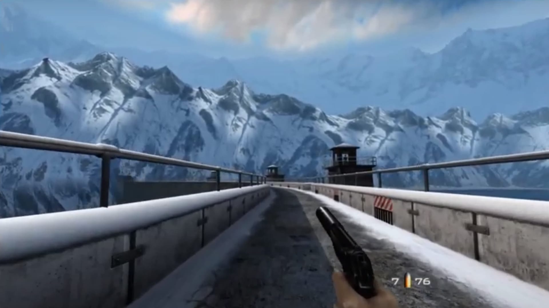 Karla kaplı dağ yamacında koşan birinci şahıs oyuncunun Goldeneye 007 oyun içi ekran görüntüsü