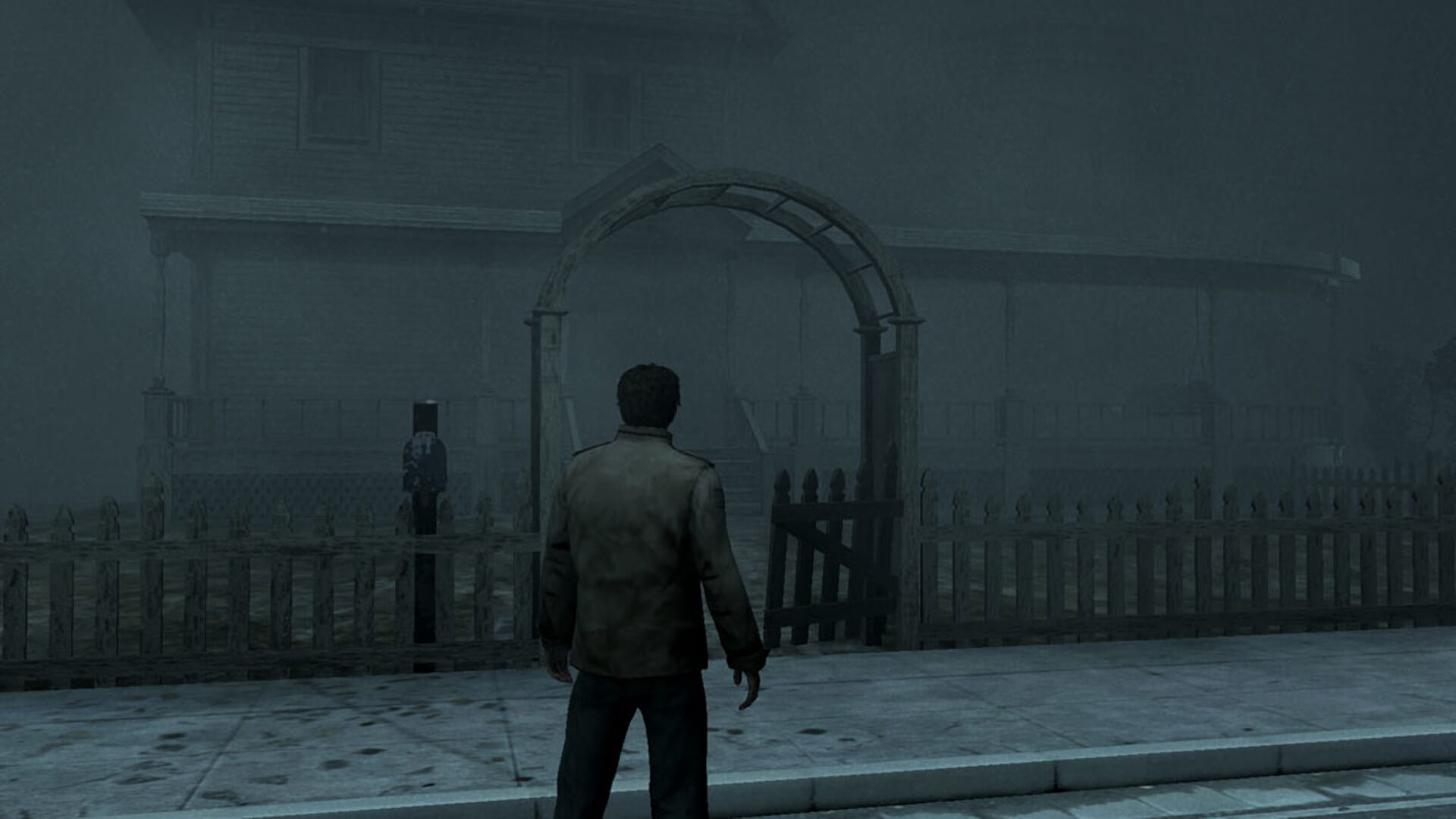 Alex in Silent Hill: Homecoming standing before a gate outside a dilapidated house