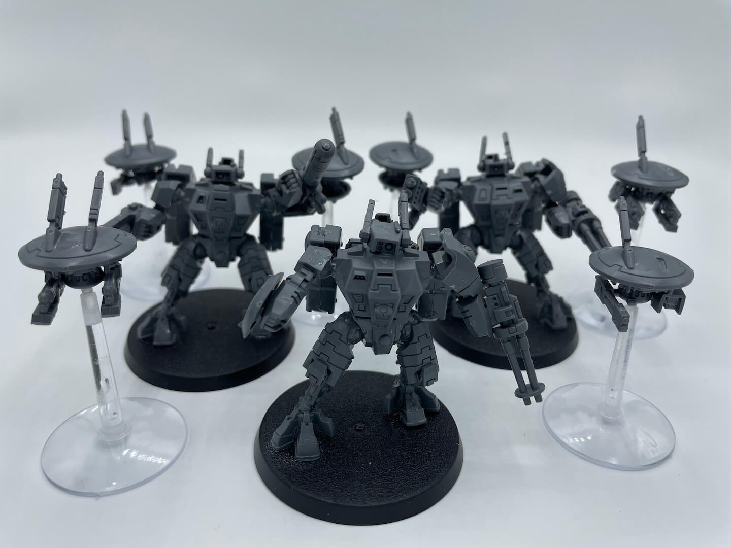 An image of the Warhammer 40K Boarding Patrol T'au Crisis Battlesuits, mech-style fighters with chunky square armor.