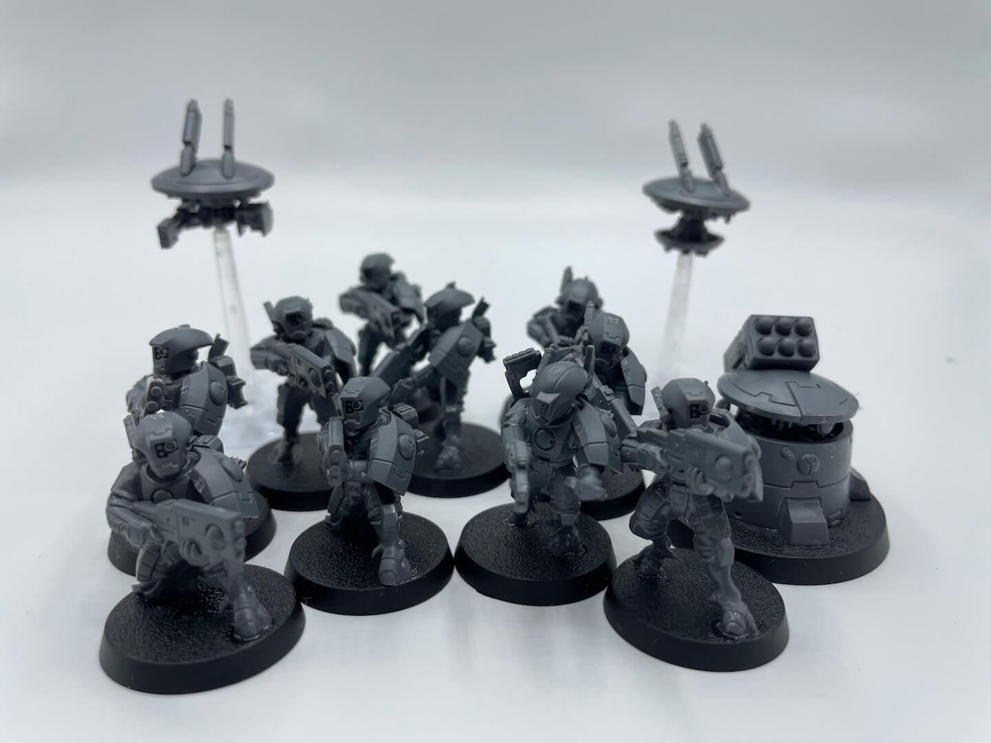 An image of the Warhammer 40K Boarding Patrol T'au Empire Strike Team, a group of blaster-wielding T'au ready to take on the enemy.