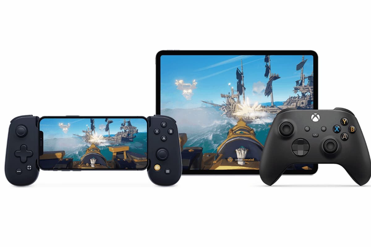 xbox cloud gaming - foto pengontrol, tablet, dan tulang punggung yang terhubung ke smartphone untuk bermain game