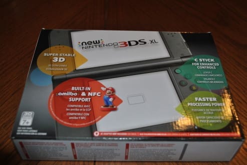 The New 3DS' minimal box. There's no tape or any other seals, just cardboard.