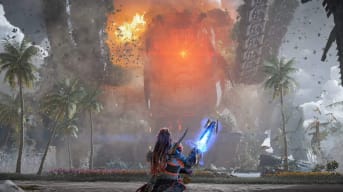 Aloy facing off against a giant robot in Horizon Forbidden West: Burning Shores