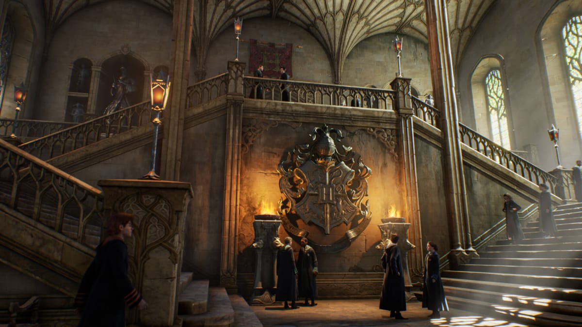 Students standing in a hallway in Hogwarts Legacy