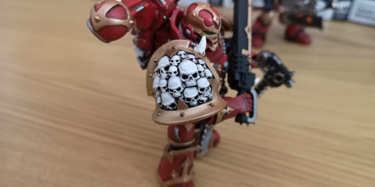 The detail on the Chaos Space Marine Crimson Slaughter Brother Maganar's shoulder pad.