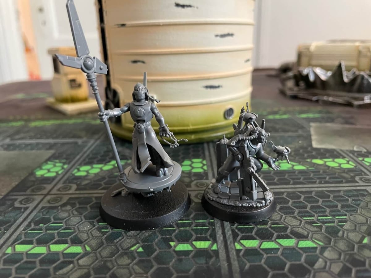 T'au Ethereal and Darkstrider, two new T'au Empire models released separate from the Combat Patrol
