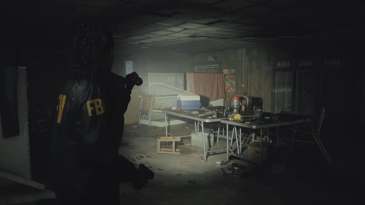 Saga aiming her torch into a dilapidated room in Alan Wake 2