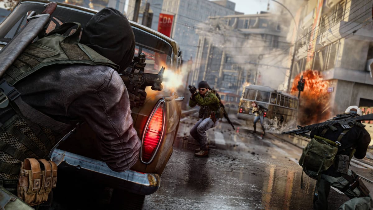 『Call of Duty: Black Ops Cold War』で車の後ろに隠れながら銃撃し合う兵士たち