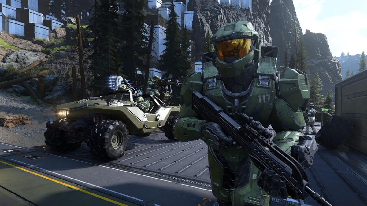 Master Chief running alongside a Warthog full of Spartans in Halo Infinite