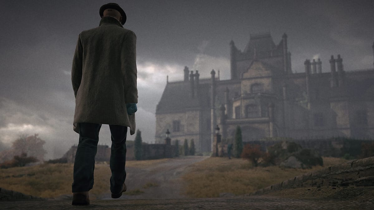 Agent 47 walking towards the Dartmoor manor in the Hitman trilogy by IO Interactive