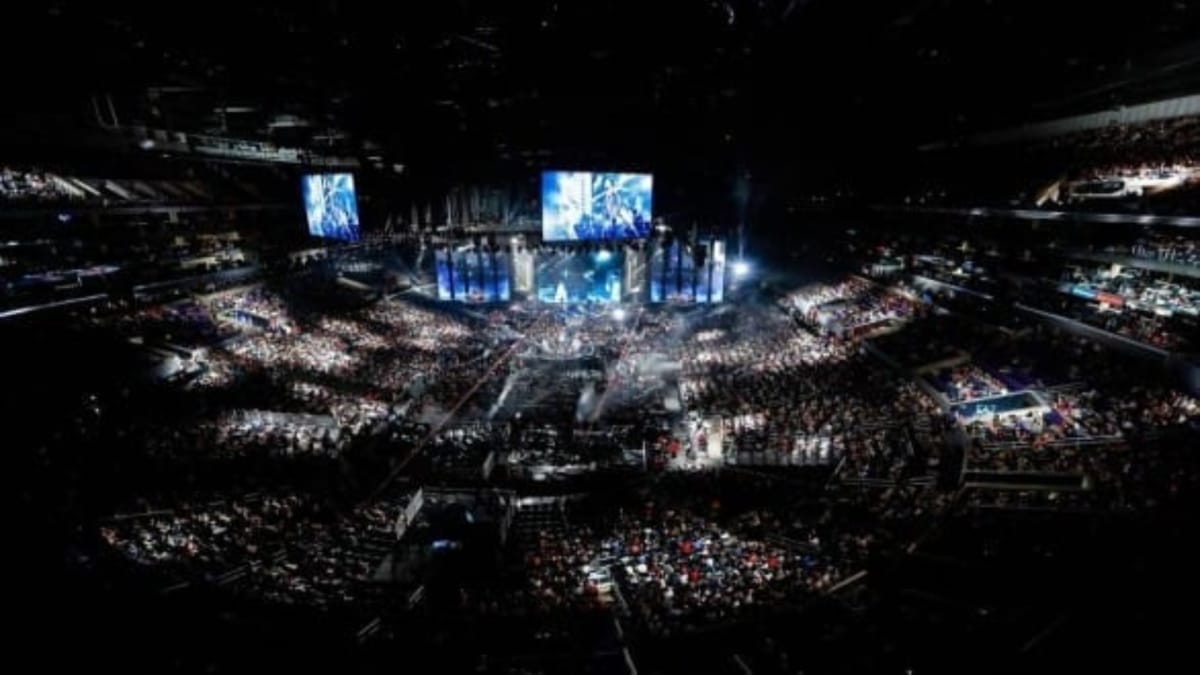 League of Legends Esports Final 2014 photo showing a huge stadium filled with esports spectators 