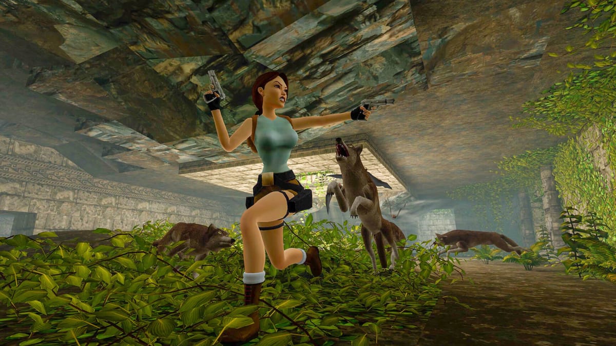 Lara celuje pistoletem poza ekran, podczas gdy wilk goni ją w Tomb Raider I-III Remastered, do którego prawa własności intelektualnej przypadną teraz firmie Middle-earth Enterprises, byłej spółce Embracer Group