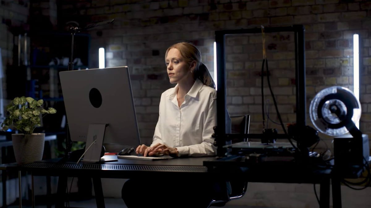 A person using a computer as part of a video showing off the Udacity Multi-Cloud Computing course