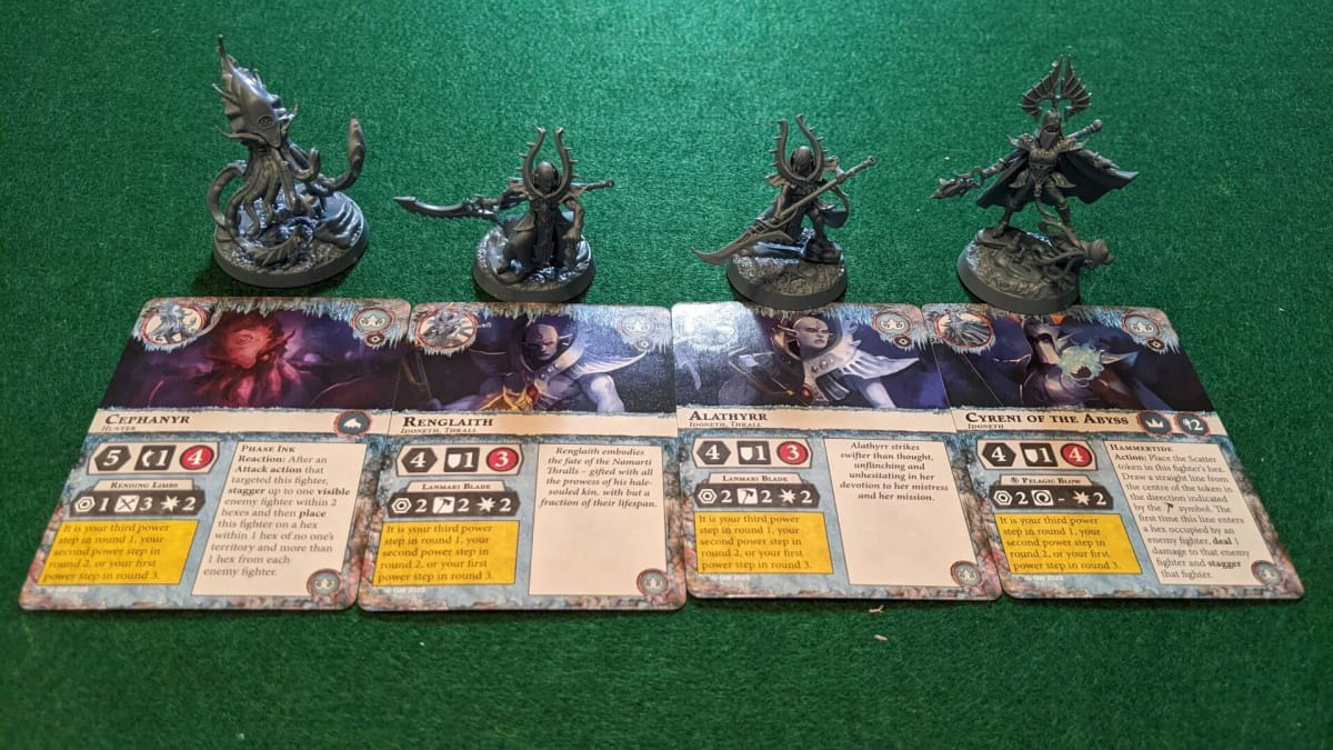 Members of Cyreni's Razors Warband next to their character cards from Warhammer Underworlds Deathgorge