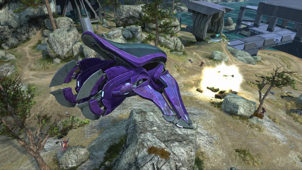 A Banshee flying over the battlefield in a Halo Xbox 360 title (via Master Chief Collection)