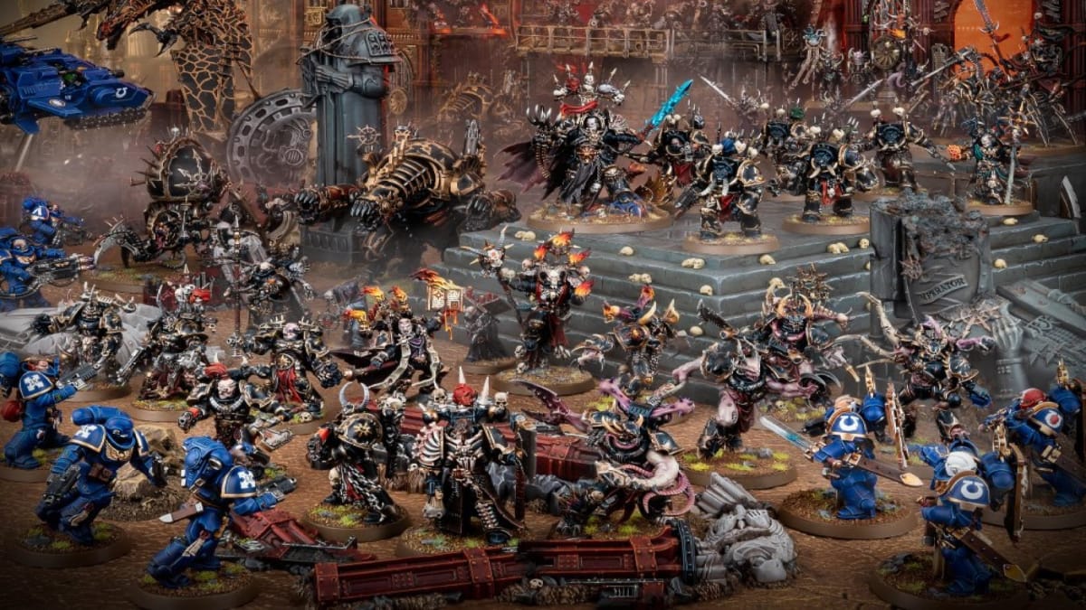 An army of Chaos Space Marines fighting a group of Ultramarines