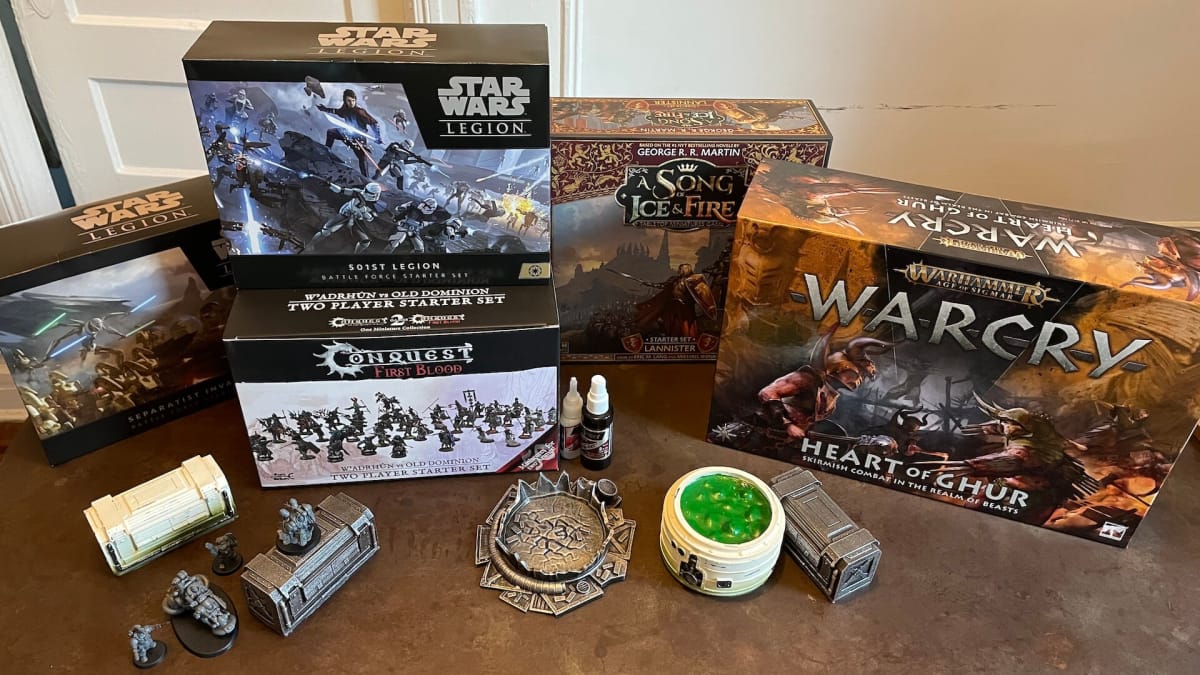 A pile of gifts featured in our wargaming gift guide including warcry heart of ghur and more