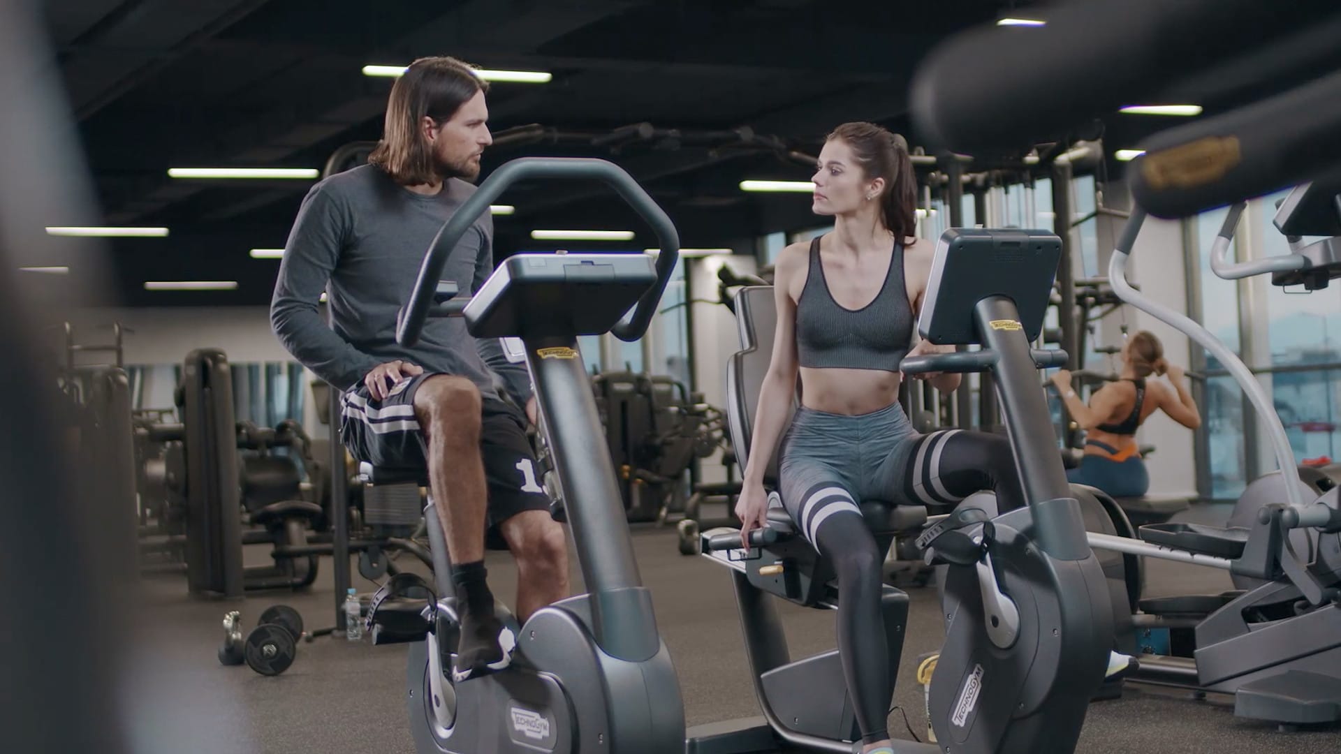 Richard La Ruina and an actress in the gym in Super Seducer 3